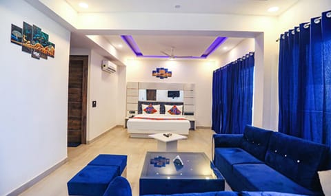 Egyptian cotton sheets, premium bedding, in-room safe, free WiFi