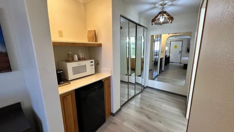 Deluxe Room | Desk, laptop workspace, iron/ironing board, free WiFi