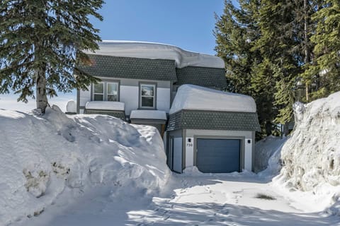 Chalet is a Large Standalone 5 Bedroom Home in a Cul-de-Sac 