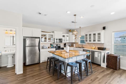 Whip up delicious meals in this well-equipped space with gorgeous counters!