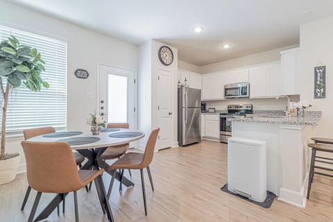 Dining Area & Kitchen
