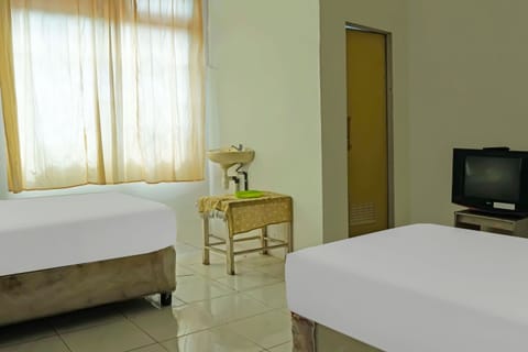 Twin Room | Desk, laptop workspace, WiFi (free), bed sheets