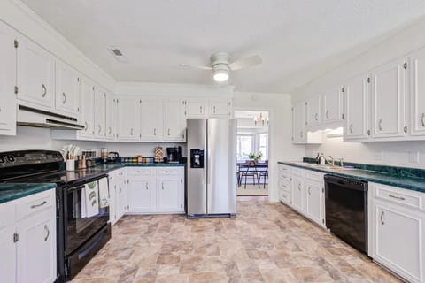 Fully functional kitchen- if something's missing, just holler!