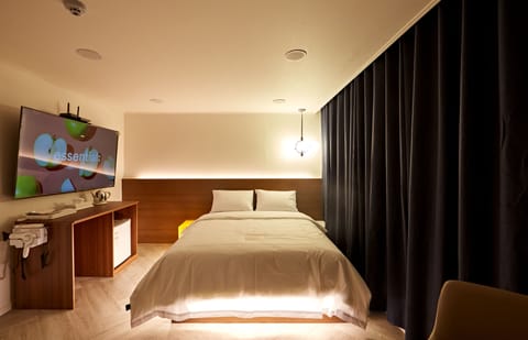 Deluxe Double Room | Bathroom | Shower, hydromassage showerhead, free toiletries, hair dryer