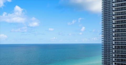 Ocean Views, Perfect Location & Resort Amenities (9894)