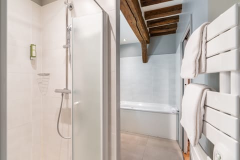 Deluxe Double Room | Bathroom | Eco-friendly toiletries, hair dryer, bathrobes, towels
