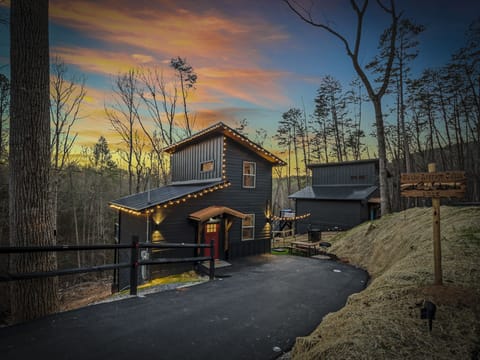Welcome To Na'Cho Average Cabin! Book Today And Enjoy The Amazing Twilight Views