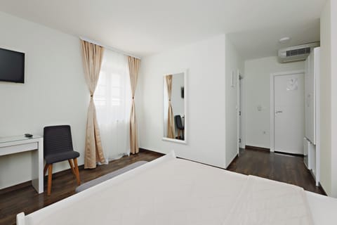 Comfort Double Room | Desk, free WiFi, bed sheets