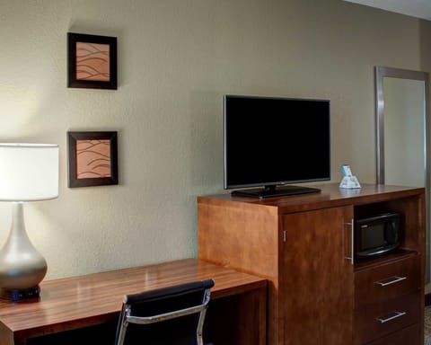 Premium bedding, desk, iron/ironing board, free WiFi