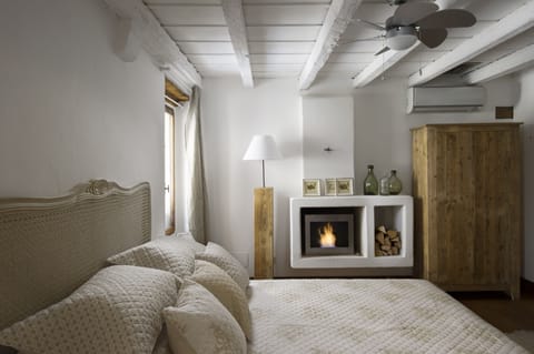 Double Room | In-room safe, desk, free cribs/infant beds, rollaway beds