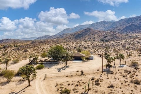La Casa Contenta Backs Directly into Trails Leading into Joshua Tree National Park