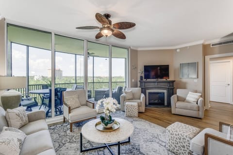 Spacious Living room - plenty of comfortable seating!