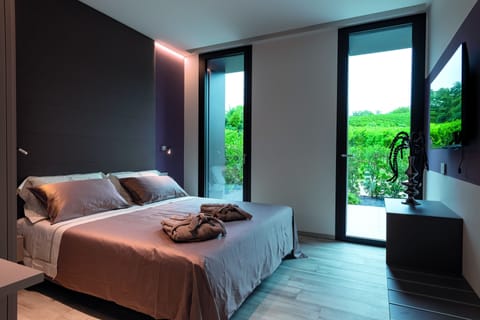 Luxury Condo | Premium bedding, down comforters, minibar, in-room safe