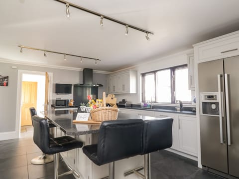 Fridge, electric kettle, toaster, cookware/dishes/utensils