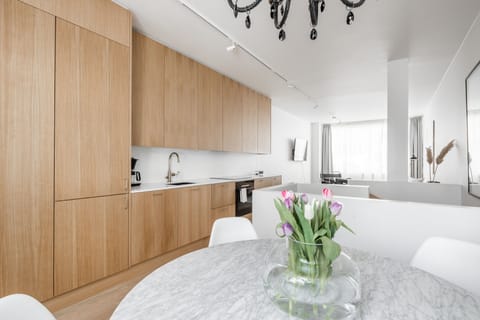 Full-size fridge, microwave, oven, stovetop