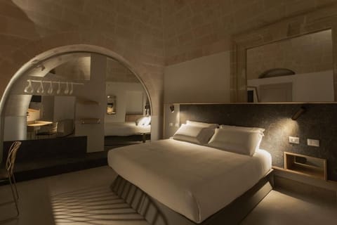 Deluxe Double Room | Minibar, in-room safe, desk, blackout drapes