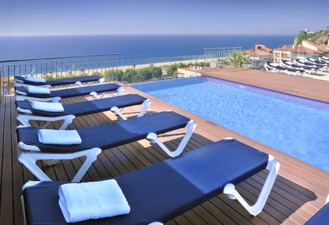 2 outdoor pools