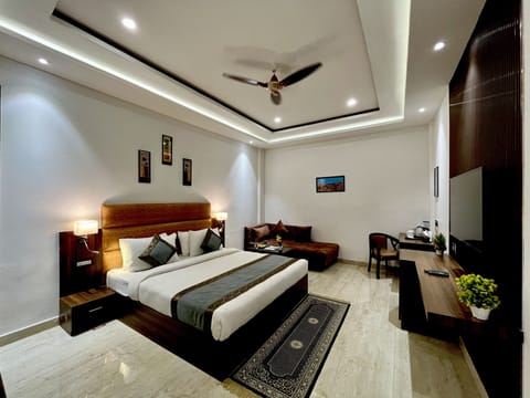 Superior Room | Down comforters, memory foam beds, minibar, desk