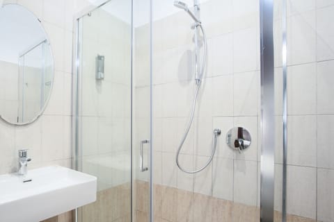 Economy Double Room | Bathroom | Shower, free toiletries, hair dryer, towels