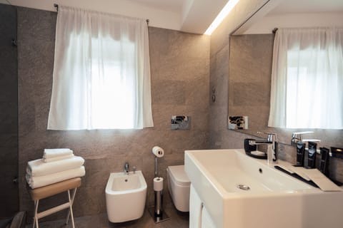 Superior Room, Sea View | Bathroom | Shower, designer toiletries, hair dryer, bathrobes