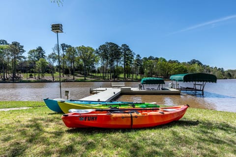 Wasting time at the lake is worth wasting time!!!  Enjoy access to not one but three kayaks during your stay at this beautiful Lake Oconee home!!