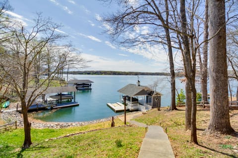 Moneta Vacation Rental | 5BR | 4BA | 3 Steps Required for Entry | 1,900 Sq Ft