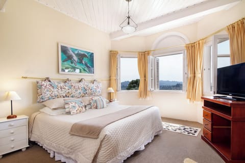 Deluxe Room, Mountain View | Bathroom | Free toiletries, hair dryer, towels