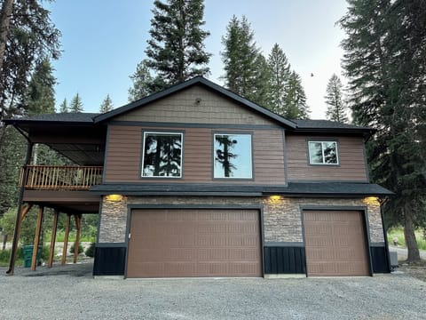 Large picture windows facing the lake! Imagine.