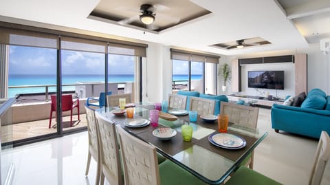Dining room with space for 8 