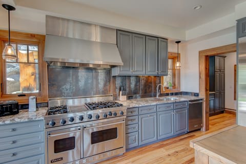 Six Burner Gas Range, Double Oven and Granite Counters