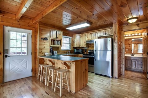 Kick Back Shack's fully equipped kitchen