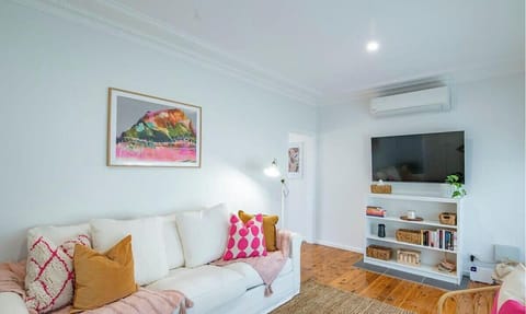 Cobbora Cottage - Sleek & Stylish, Near Hospital