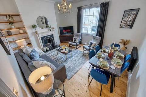 Living area with flatscreen TV installed with a ready-to-use Netflix app combined dining area at Blue Puffin Stays Short Lets & Serviced Accommodation