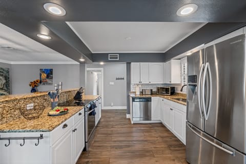 From cozy breakfasts to gourmet dinners, every meal is a masterpiece in this stunning space.