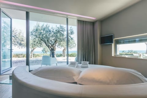 Elite Double Room, 1 King Bed, Sea Facing | Memory foam beds, in-room safe, blackout drapes, soundproofing