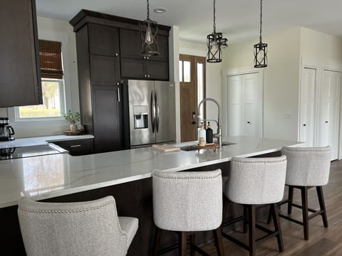 Open concept family room/kitchen area with peninsula & 4 barstools
