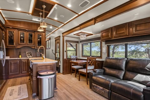 New Kitchen and lounge area