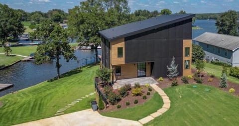 Top 5% of homes listed on Airbnb. On-site parking & direct access to Lake Oconee with a private dock, all situated in a peaceful neighborhood. 