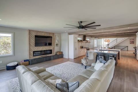 This cozy and connected living space features WiFi, a Smart TV, a fireplace, and a built-in sound system—all set in an open layout with stunning lake views and seamless flow into the kitchen. Enjoy added comforts like extra blankets, air conditioning, heating, a ceiling fan, and a dedicated office space. Safety essentials include a smoke alarm and fire extinguisher for peace of mind.