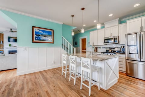 Cook delicious meals for breakfast, lunch, and dinner in this fully equipped kitchen. We suggest grabbing some seafood from a local market.