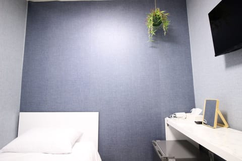 Basic Single Room | Free WiFi, bed sheets