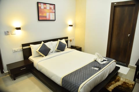 Deluxe Double Room | Desk, iron/ironing board, free WiFi