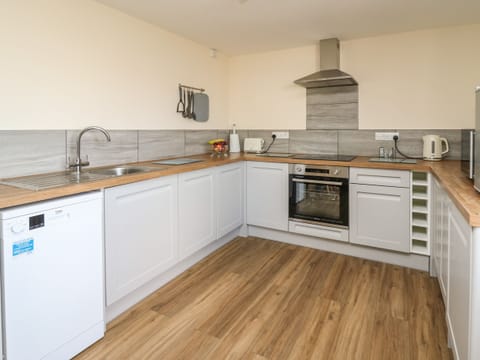 Dishwasher, cookware/dishes/utensils