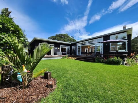 Exterior of Hot Water Beach Escape with beautiful gardens