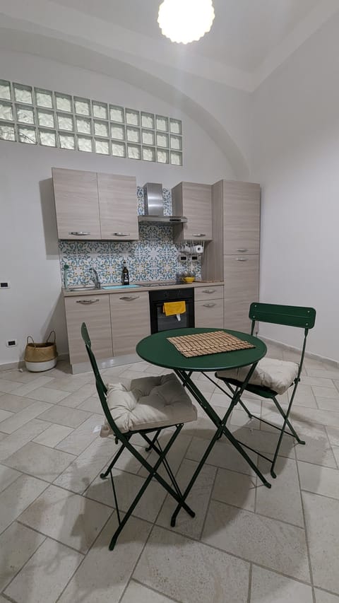 Full-size fridge, oven, stovetop, cookware/dishes/utensils