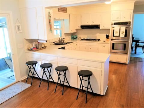 Eat-in Kitchen with gas cooktop