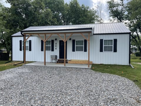 Small cabin in Edina Missouri perfect for visiting family, hunting and festivals