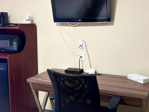 Standard Room, 1 Bedroom | Desk, laptop workspace, blackout drapes, free WiFi