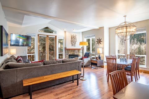 Stunning Snow Star Skylight condo with Baldy Views