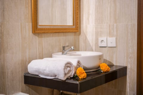 Shower, rainfall showerhead, free toiletries, hair dryer